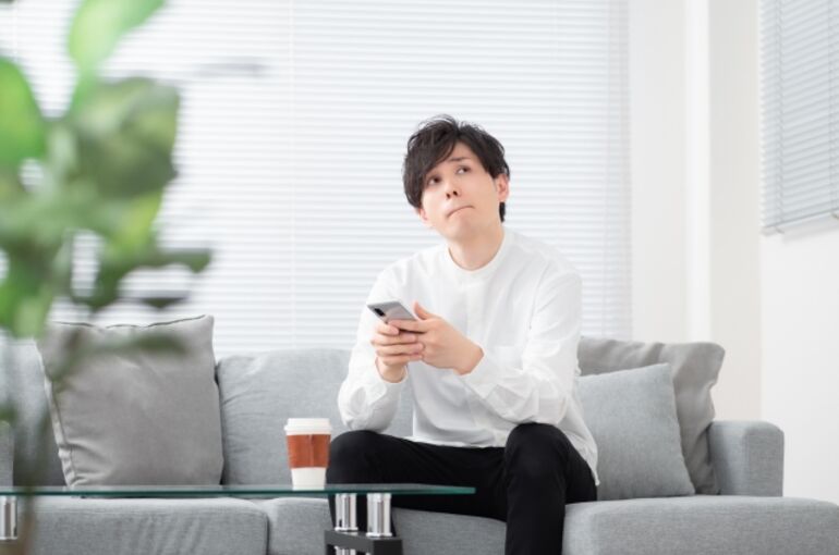 悩む男性