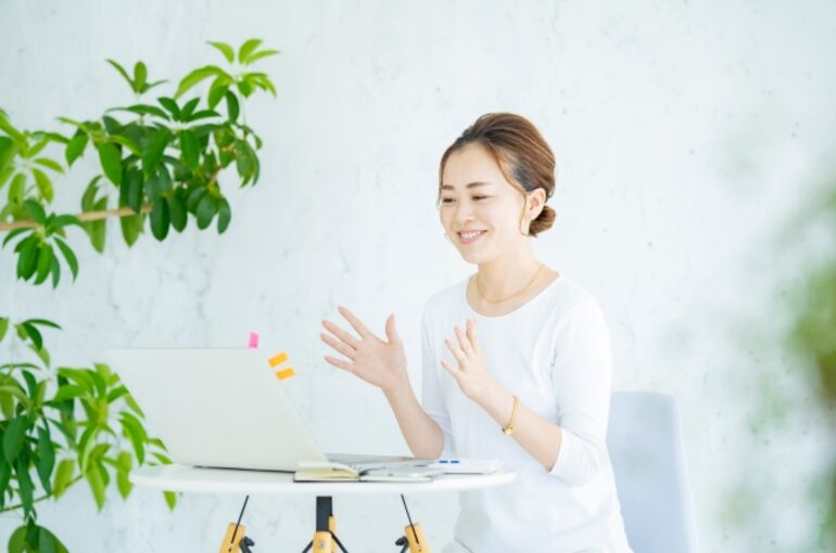 オンラインでコミュニケーションをとる女性