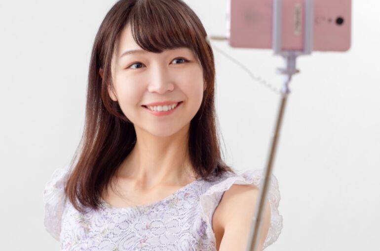 自撮りする女性