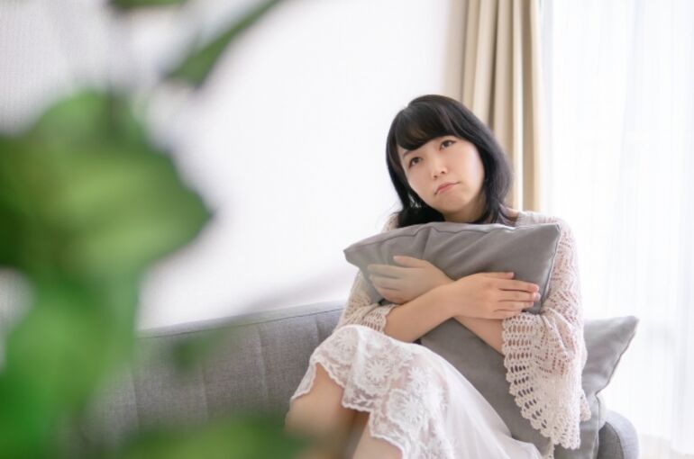 悩む女性