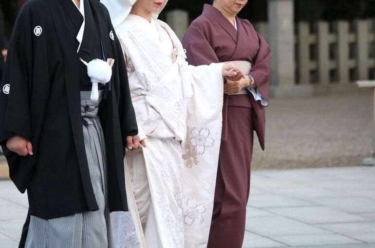 手を引かれる花嫁