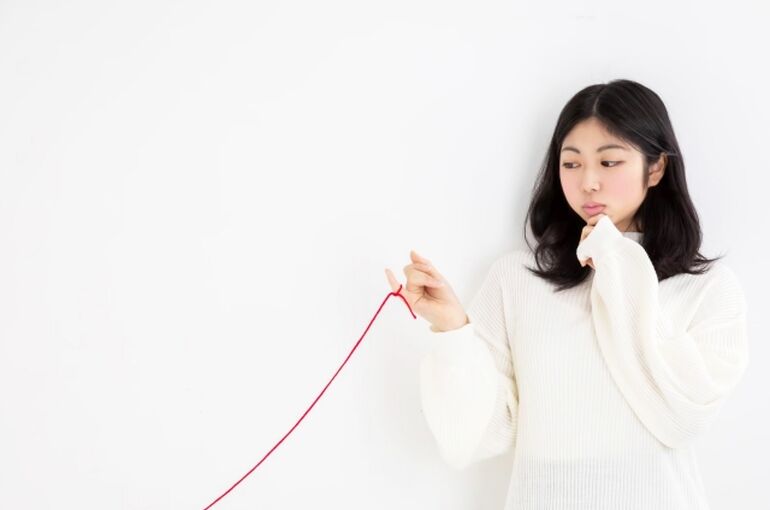 赤い糸に疑問を持つ女性